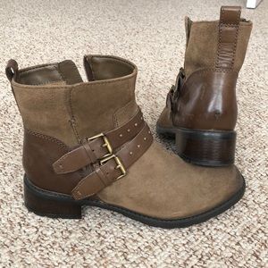 Never worn Women’s size 8 Clarks booties